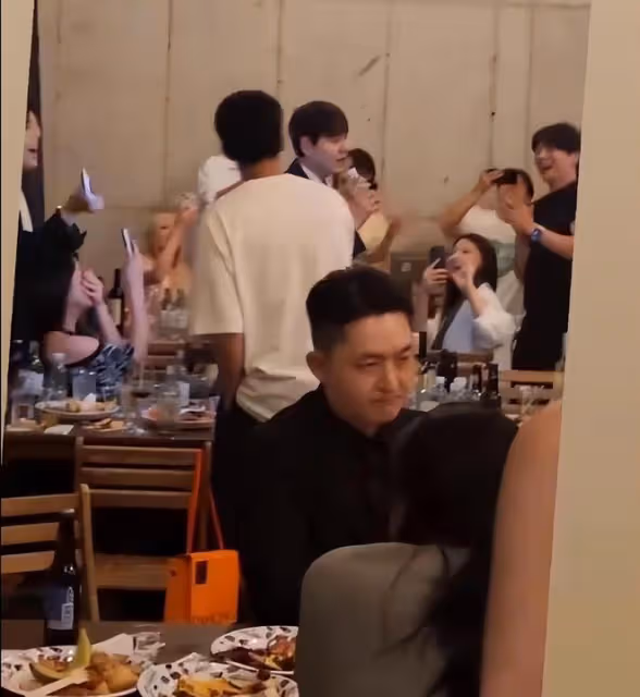 Super Junior在厲旭婚禮上合體，13人合影， 周覓和Henry也在現場
