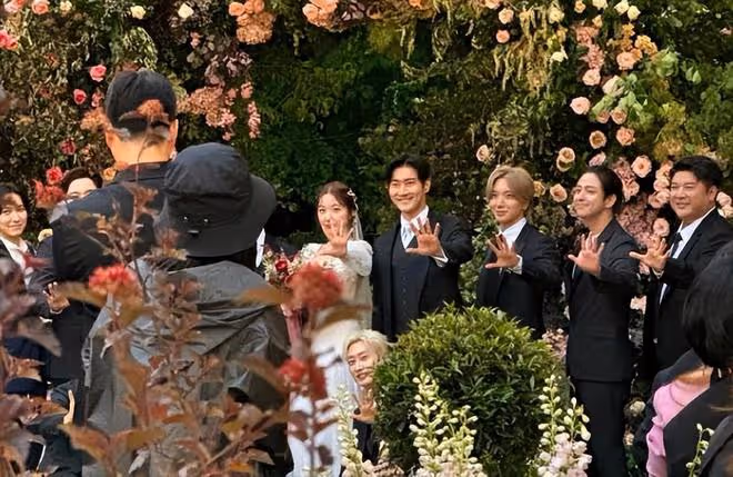 Super Junior在厲旭婚禮上合體，13人合影， 周覓和Henry也在現場