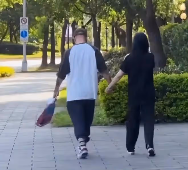 具俊曄趕集喝3元一杯的燒酒，大S未現身，穿老頭衫顯得很憔悴