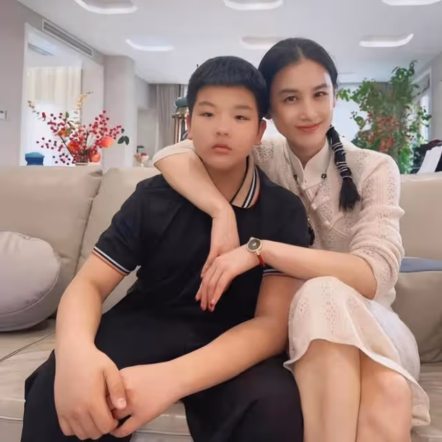 黃聖依兒子安迪獲高爾夫冠軍，12歲身材魁梧，典型的富家公子哥
