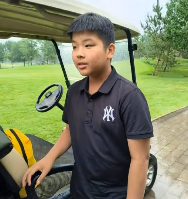 黃聖依兒子安迪獲高爾夫冠軍，12歲身材魁梧，典型的富家公子哥