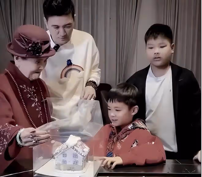 黃聖依兒子安迪獲高爾夫冠軍，12歲身材魁梧，典型的富家公子哥