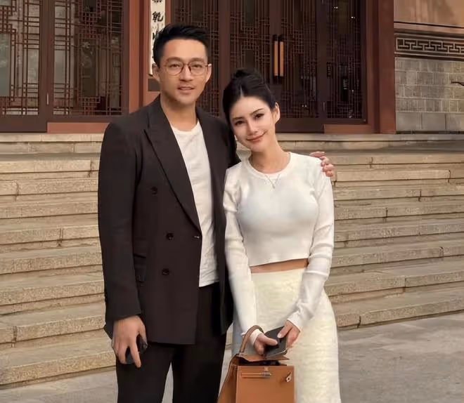汪小菲給員工發喜糖啦，紅色盒子很喜慶，只有2顆糖被指太摳了