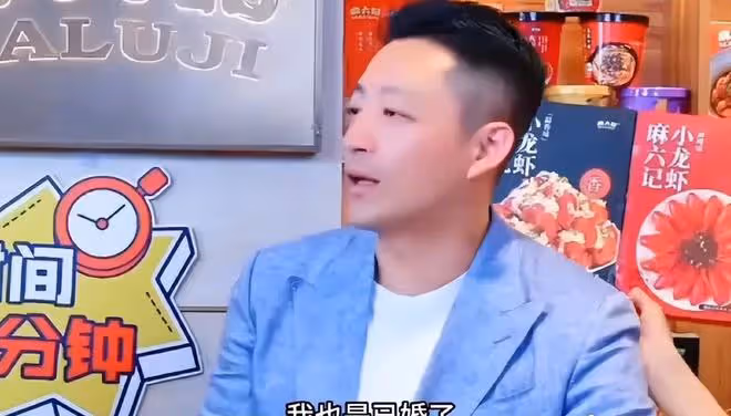 汪小菲給員工發喜糖啦，紅色盒子很喜慶，只有2顆糖被指太摳了