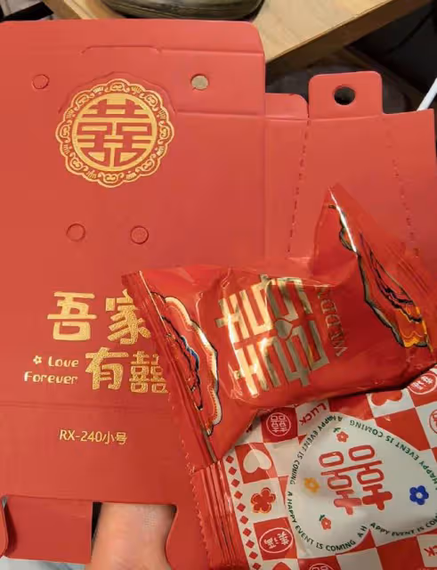 汪小菲給員工發喜糖啦，紅色盒子很喜慶，只有2顆糖被指太摳了