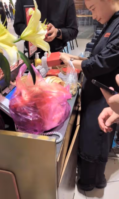 汪小菲給員工發喜糖啦，紅色盒子很喜慶，只有2顆糖被指太摳了