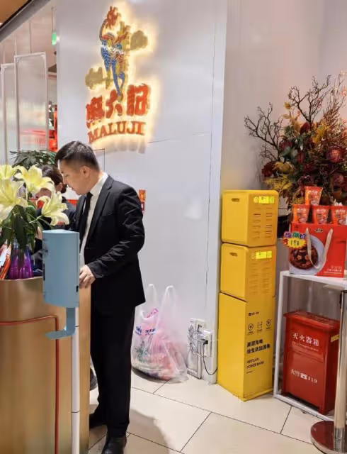 汪小菲給員工發喜糖啦，紅色盒子很喜慶，只有2顆糖被指太摳了