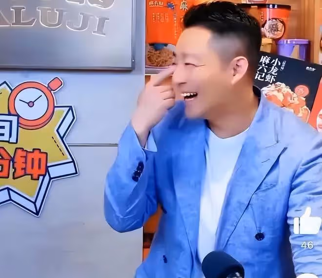 汪小菲給員工發喜糖啦，紅色盒子很喜慶，只有2顆糖被指太摳了