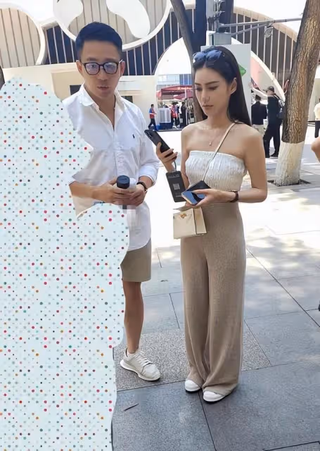 汪小菲給員工發喜糖啦，紅色盒子很喜慶，只有2顆糖被指太摳了