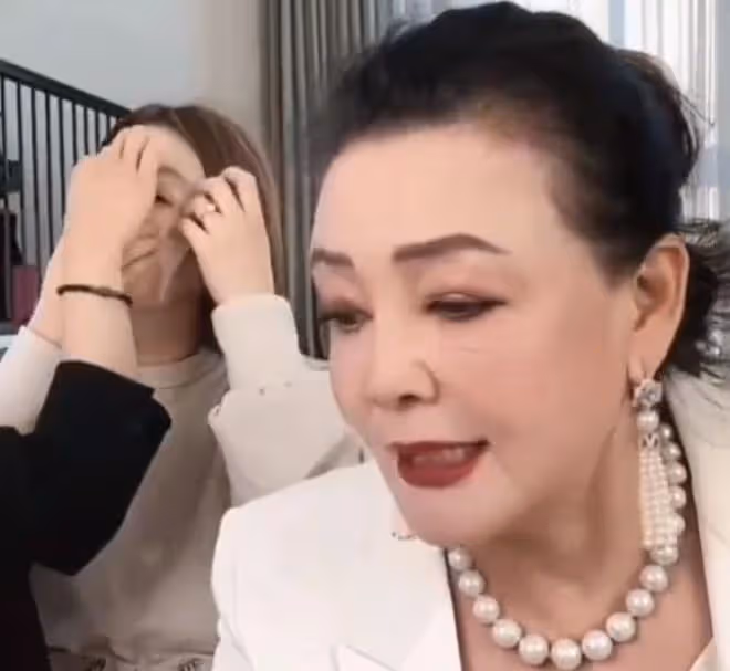 汪小菲給員工發喜糖啦，紅色盒子很喜慶，只有2顆糖被指太摳了
