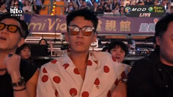 柯震東現身小巨蛋跳16蹲！起立蹲下全被拍　驚人腿力曝光