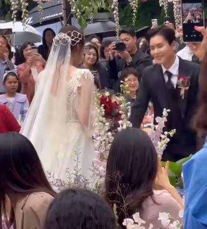 團魂炸裂！厲旭下跪娶妻　SJ到齊婚禮「韓庚、起范、強仁全來了」