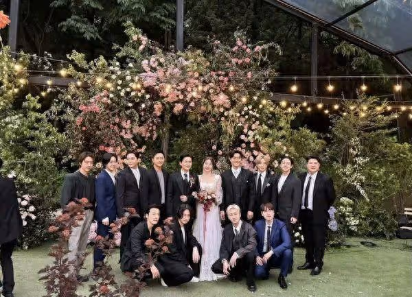 不只13人合體!SJ-M周覓、Henry也出席厲旭婚禮 15人大合照逼哭粉