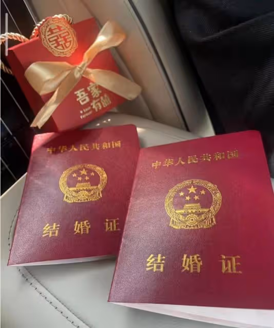 汪小菲「愛妻日」領證!與嬌妻十指緊扣秀恩愛,女方超大鑽戒搶鏡