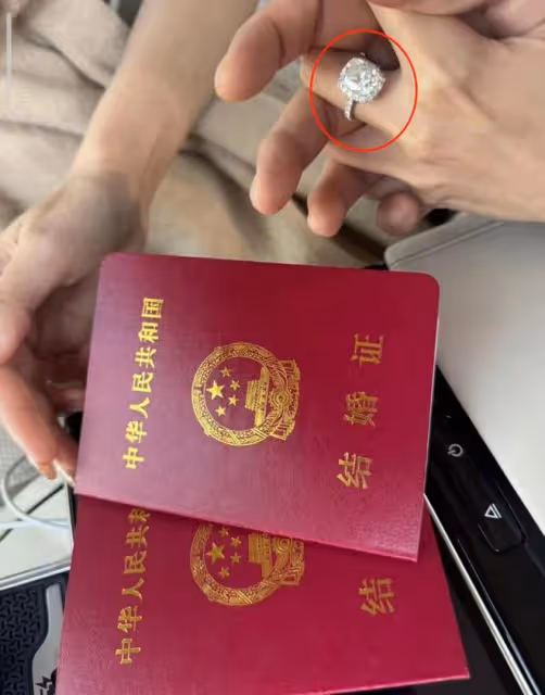 汪小菲「愛妻日」領證!與嬌妻十指緊扣秀恩愛,女方超大鑽戒搶鏡