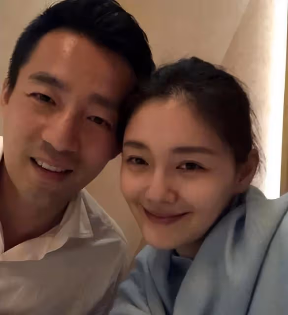 汪小菲「愛妻日」領證!與嬌妻十指緊扣秀恩愛,女方超大鑽戒搶鏡