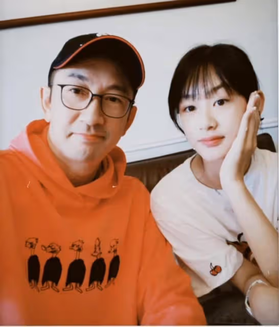 吳啟華15歲千金國際學校畢業，秋天赴加國留學，母女同框宛如姐妹