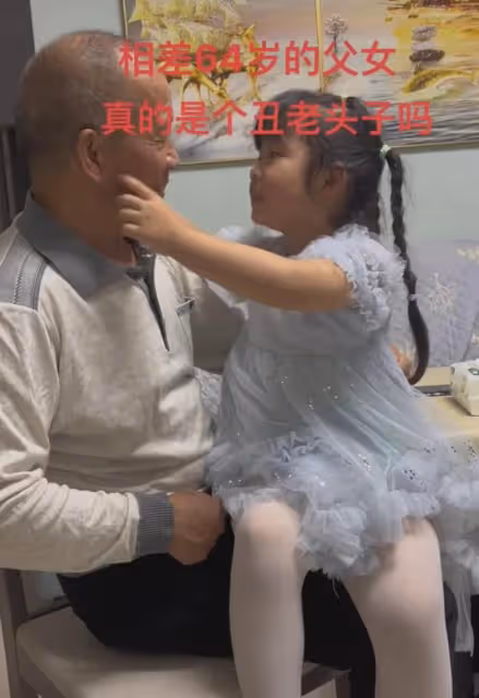 70歲男子曬出自己5歲女兒,送其上學開始被嫌棄,句句實話笑不出