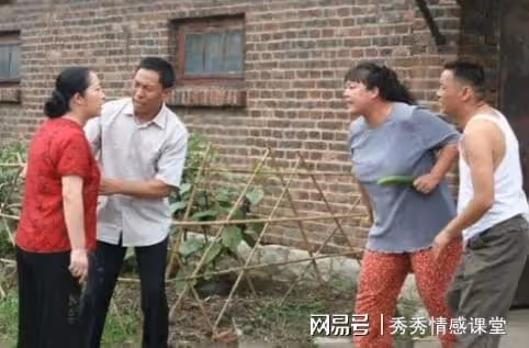 94年我問姑姑借十塊錢買鞋遭拒,沒想到返程路上鄰居大嬸叫住了我