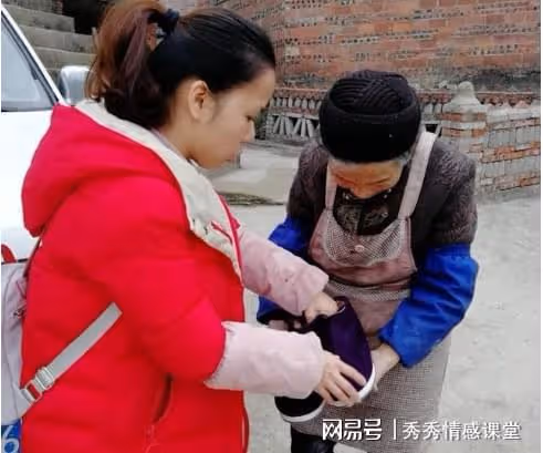 94年我問姑姑借十塊錢買鞋遭拒,沒想到返程路上鄰居大嬸叫住了我