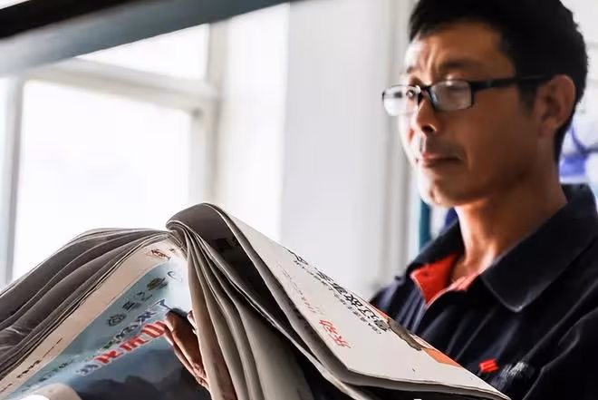 回顧:51歲工人瞞家裡人去高考,畢業沒公司敢要,無奈干回老本行