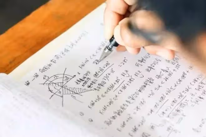 回顧:51歲工人瞞家裡人去高考,畢業沒公司敢要,無奈干回老本行