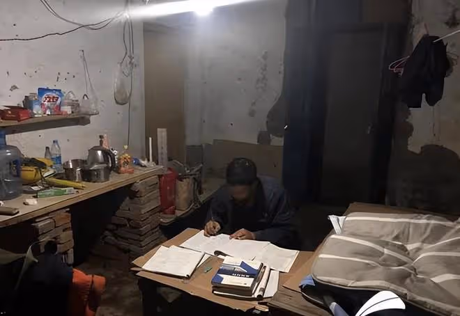 回顧:51歲工人瞞家裡人去高考,畢業沒公司敢要,無奈干回老本行