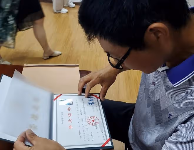 回顧：51歲工人瞞家裡人去高考，畢業沒公司敢要，無奈干回老本行