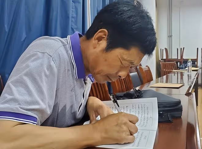 回顧：51歲工人瞞家裡人去高考，畢業沒公司敢要，無奈干回老本行