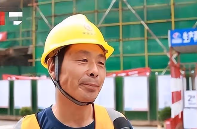 回顧：51歲工人瞞家裡人去高考，畢業沒公司敢要，無奈干回老本行
