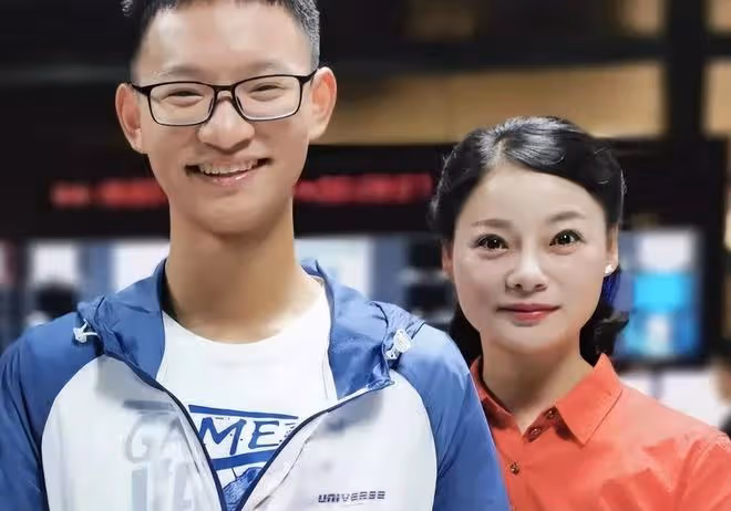 2019年高考,小伙一出考場就哭著當眾給母親下跪,後來考了多少分