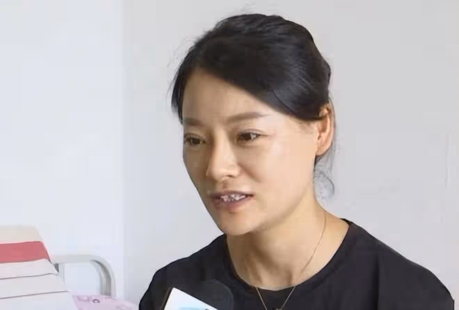 2019年高考,小伙一出考場就哭著當眾給母親下跪,後來考了多少分