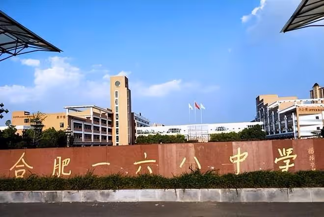 2019年高考,小伙一出考場就哭著當眾給母親下跪,後來考了多少分
