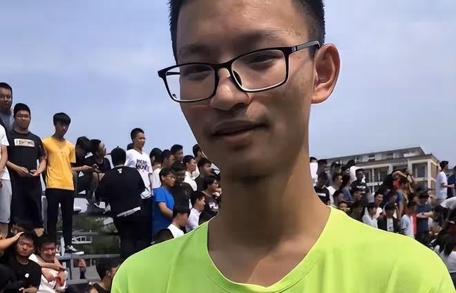 2019年高考,小伙一出考場就哭著當眾給母親下跪,後來考了多少分