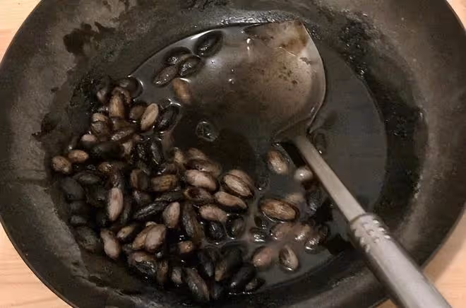 2019年高考,小伙一出考場就哭著當眾給母親下跪,後來考了多少分