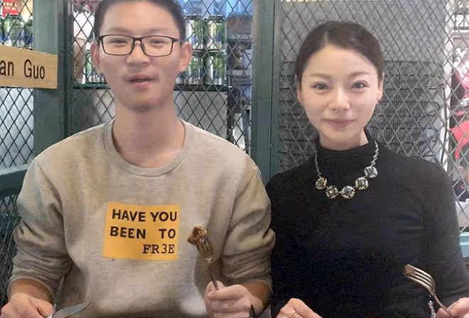2019年高考,小伙一出考場就哭著當眾給母親下跪,後來考了多少分