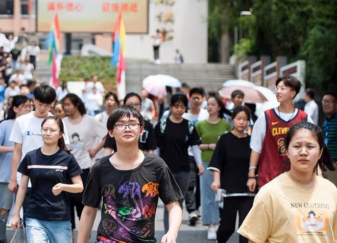 2019年高考,小伙一出考場就哭著當眾給母親下跪,後來考了多少分