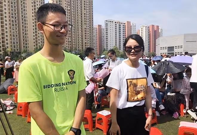 2019年高考,小伙一出考場就哭著當眾給母親下跪,後來考了多少分
