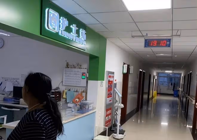 2019年高考,小伙一出考場就哭著當眾給母親下跪,後來考了多少分