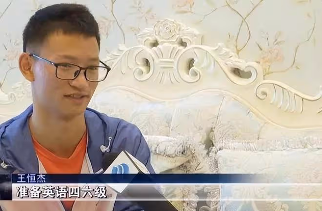 2019年高考,小伙一出考場就哭著當眾給母親下跪,後來考了多少分