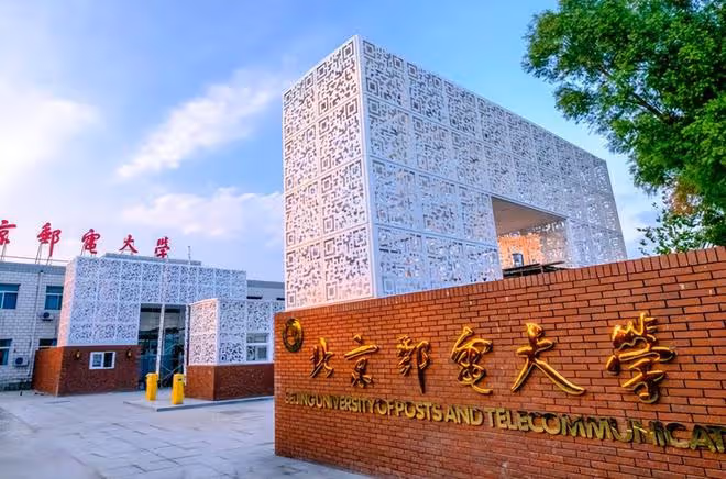 2019年高考,小伙一出考場就哭著當眾給母親下跪,後來考了多少分