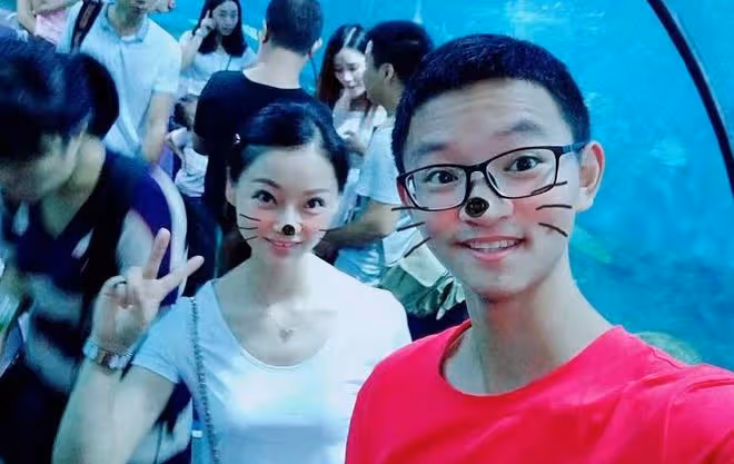 2019年高考,小伙一出考場就哭著當眾給母親下跪,後來考了多少分
