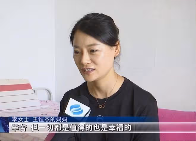 2019年高考,小伙一出考場就哭著當眾給母親下跪,後來考了多少分