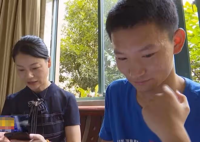 2019年高考,小伙一出考場就哭著當眾給母親下跪,後來考了多少分
