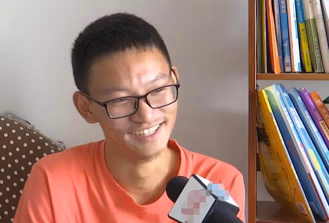2019年高考,小伙一出考場就哭著當眾給母親下跪,後來考了多少分