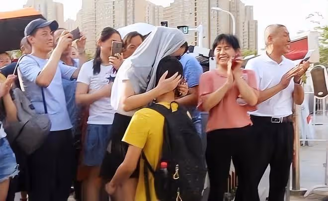 2019年高考,小伙一出考場就哭著當眾給母親下跪,後來考了多少分