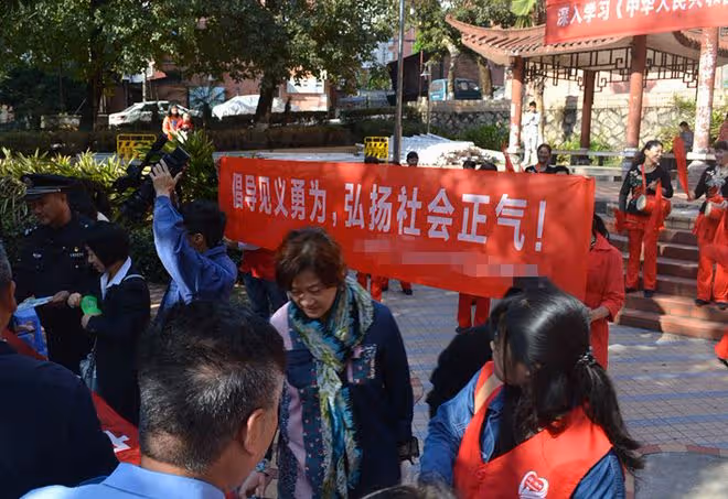 回顧:58歲大哥艱難救下溺水男孩,被男孩母親狀告:全是你的錯