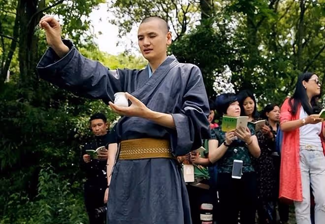 2006年浙江小伙因一首歌辭官出家,被富婆排隊追,拒絕包養後如何