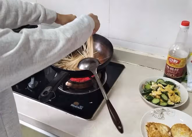 回顧河北女教師坐月子期間,被要求伺候全家人後,連砍婆婆7刀