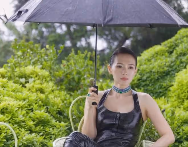 章子怡曬坎城vlog，工作間隙與女兒視頻，楊冪和醒醒打招呼超有愛